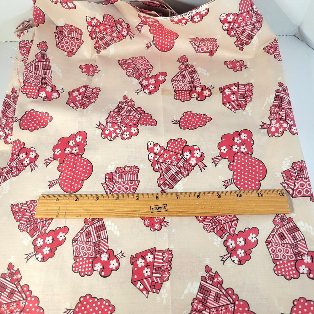 Vintage 44" x 63" Red Tan House Trees Floral Fabric Country Retro Originelle